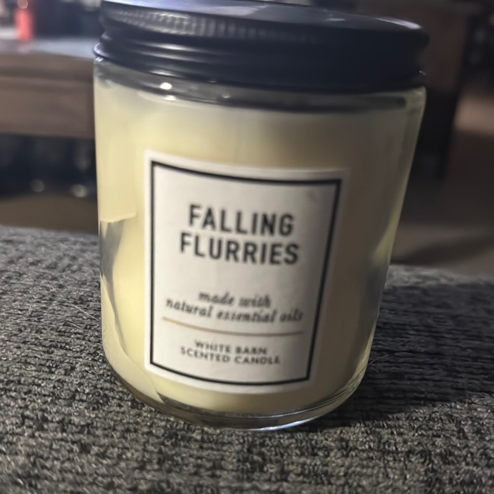 White Barn Falling Flurries Scented Candle - Cream